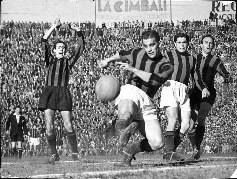 “Il pompierone” Nordahl gioca 268 gare nel Milan e segna ben 221 gol. Il suo palmares recita: 2 scudetti (1950-51, 1954-55), 5 volte capocannoniere (1949-50 - 35 reti, 1950-51 - 34 reti, 1952-53 - 26 reti, 1953-54 - 23 reti, 1954-55 - 27 reti), 1 Coppa Latina (1951). Eccolo in azione in un derby (Farabola).